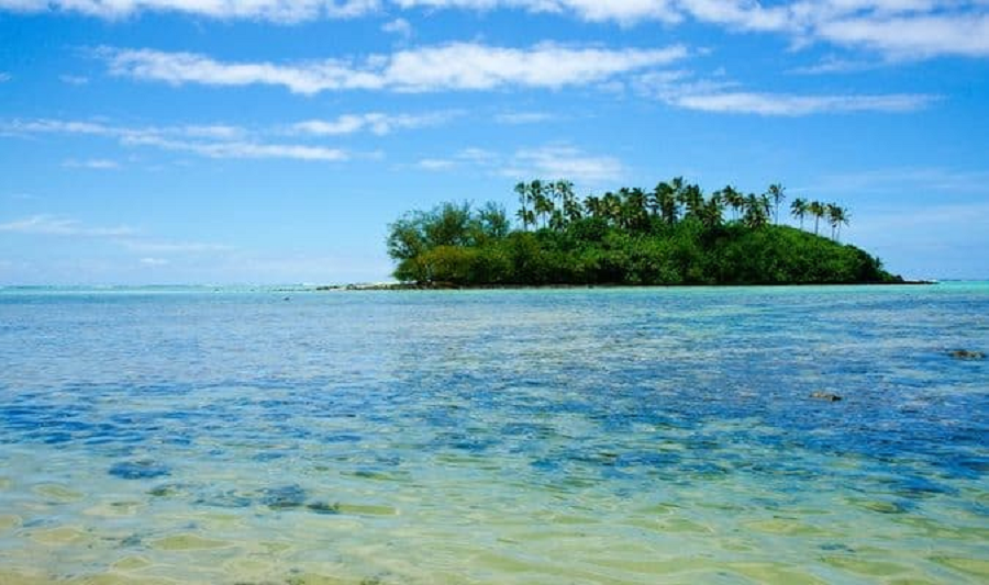 Une des petites îles tropicales couvertes d'arbres dans les îles Cook.
