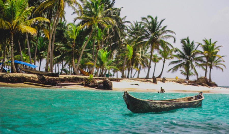 un bateau sur l'île paradisiaque et tropical de San Blas au Panama