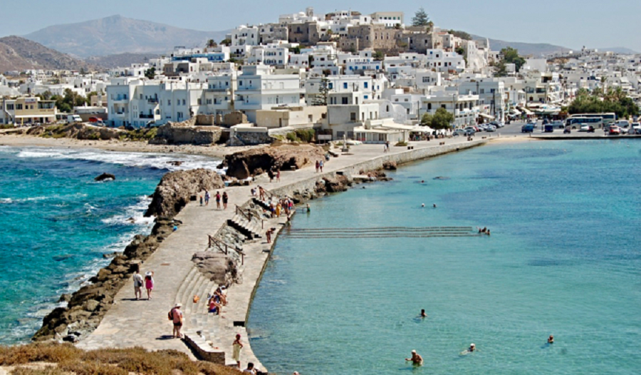 Des personnes se baignant dans les eaux claires de l'île paradisiaque de Naxos, en Grèce.
