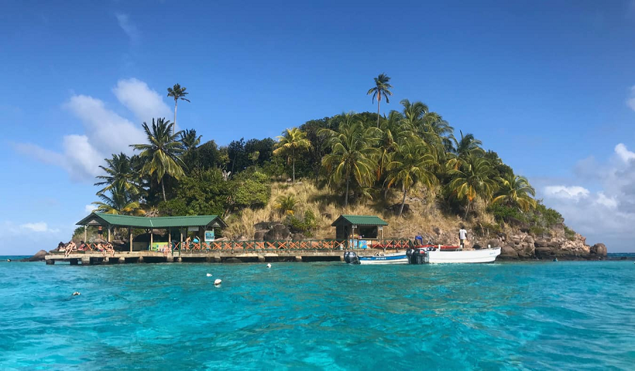 La petite île tropicale de Crab Cay à Providencia, Colombie
